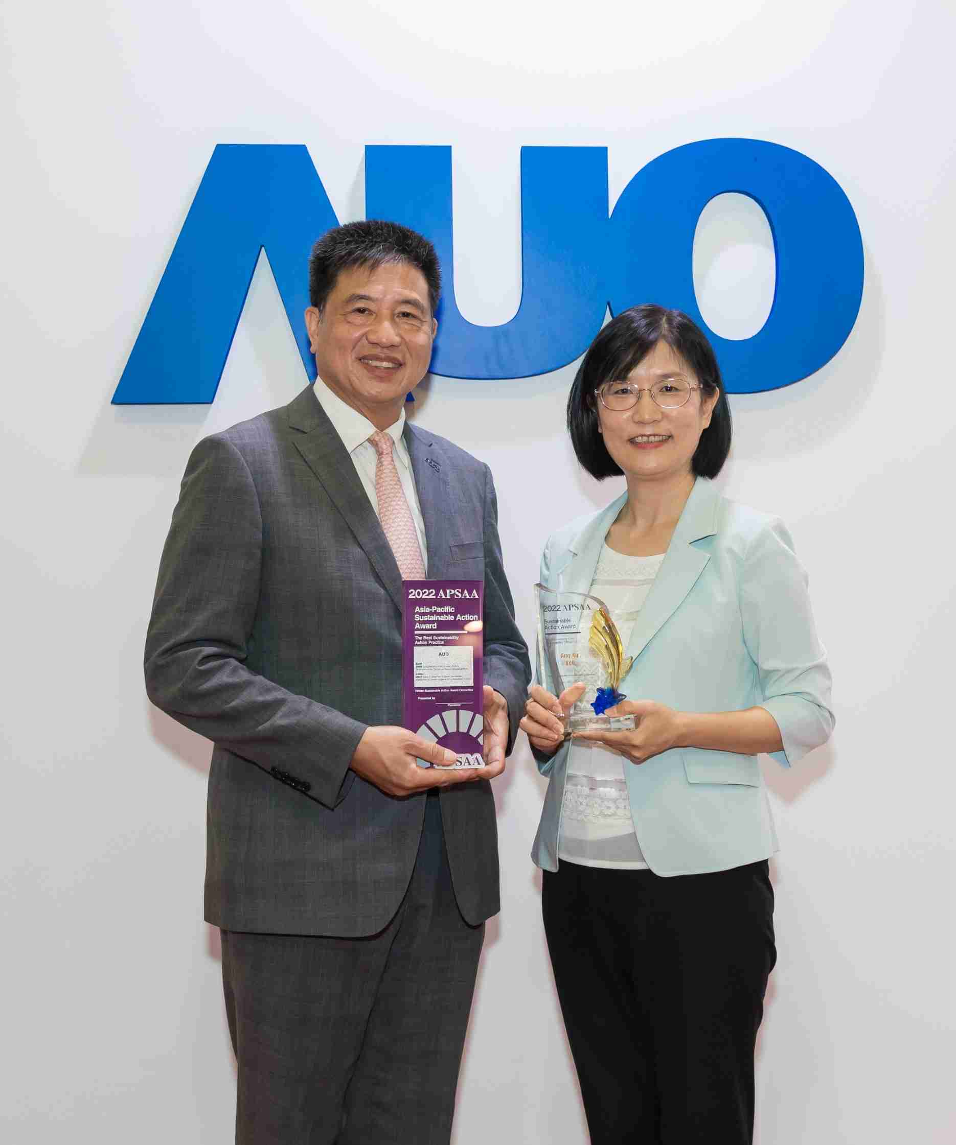 欧陆注册长期垫筑永续远景的基石，，，透过ESG暨气候委员会逐步实践永续策略蓝图。。。。其中，，欧陆注册光电永续长古秀华带领团队、、、、制定中长期目标，，缔造多面向亮眼表现，，，，获得「顶尖永续长奖」的个人奖殊荣（左：欧陆注册光电董事长暨执行长彭双浪，，，右：欧陆注册光电永续长古秀华）