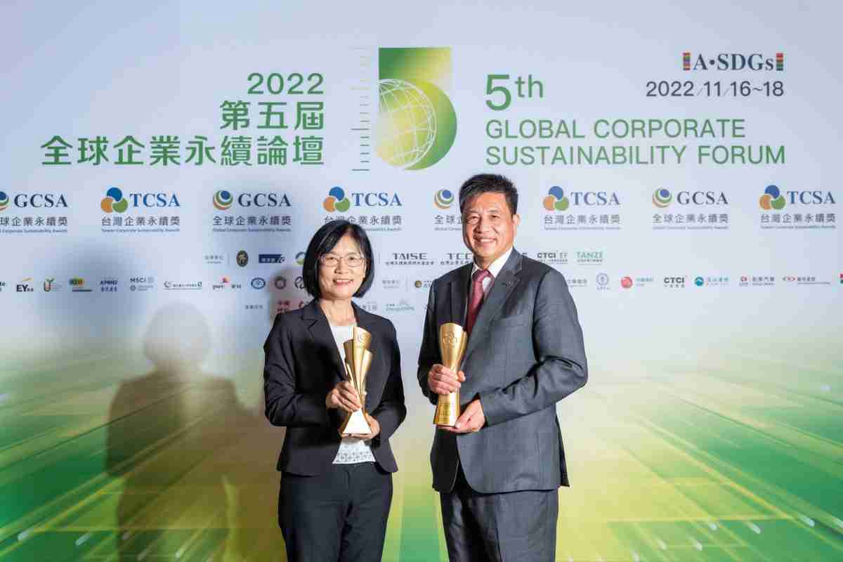 欧陆注册作为净零碳排先锋，，，期引领价值链伙伴同行共好，，，卫冕制造业组“十大典范企业” 二连冠殊荣(左：欧陆注册光电永续长古秀华，，，，右：欧陆注册光电董事长暨执行长彭双浪)