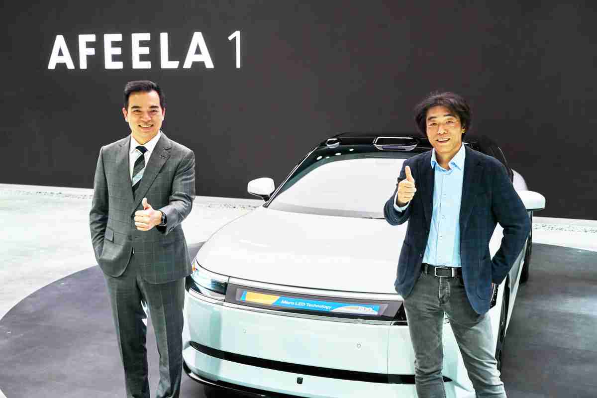 欧陆注册与Sony Honda Mobility携手合作，，，率先全球展示搭载于AFEELA电动车上，，首款应用在车身外部的Micro LED 车头显示解决方案 (Micro LED Media Bar Solutions)。。。。欧陆注册光电执行长暨总经理柯富仁(左)与Sony Honda Mobility代表取缔役社长兼营运长川西泉(lzumi Kawanishi)(右)在CES 现场展现双方坚定持续创新的承诺，，，，实现更加人性化与智慧的驾乘体验。。